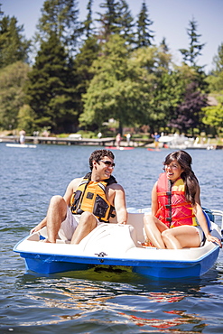 Young man and woman on paddle boat, USA, Washington, Bellingham 