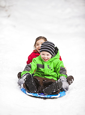 Portrait of two sledding children (2-3, 4-5)