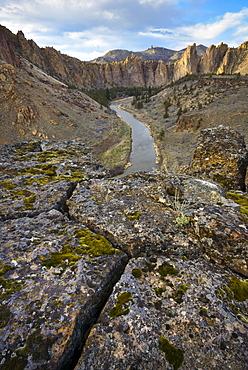 USA, Oregon, Smith Rock State Park, Rocky landscape with river view, USA, Oregon, Smith Rock State Park