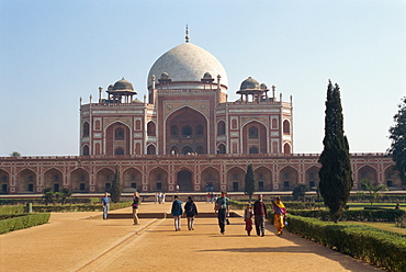 Humayun's tomb, UNESCO World Heritage Site, completed in 1573, the forerunner of the Taj Mahal, Delhi, India, Asia