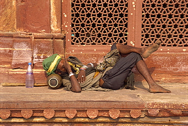 Man taking a nap, Fatehpur Sikri, Uttar Pradesh state, India, Asia