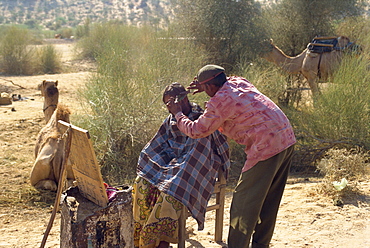 Outdoor barber, Cattle fair near Dechhu, north of Jodhpur, Rajasthan state, India, Asia