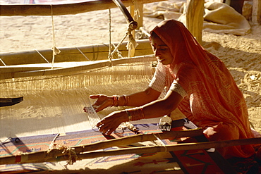 Weaving durries, near Jodhpur, Rajasthan state, India, Asia