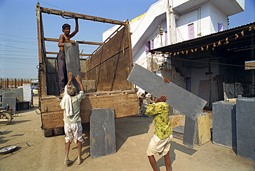 Stonemasons loading stone onto truck, Chittorgarh, Rajasthan state, India, Asia