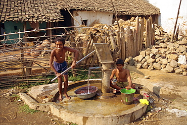 Village well, Dhariyawad, Rajasthan state, India, Asia