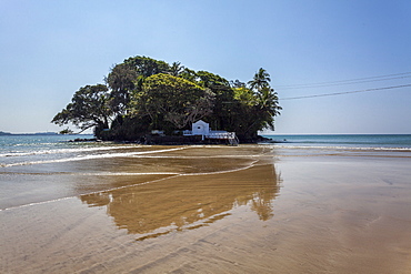 Taprobane Island at low tide, Weligama, Sri Lanka, Indian Ocean, Asia 