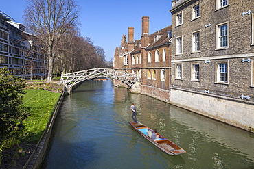 Mathematical Bridge, connecting two parts of Queens College, with punters on the river beneath, Cambridge, England, United Kingdom, Europe