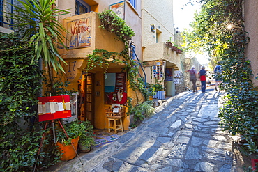 Artist's gallery with tourists walking by in late afternoon sun, Collioure, Pyrenees-Orientales, Languedoc Roussillon, France, Europe