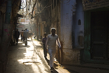 Narrow alleyway off Chandni Chowk Road, New Delhi, India