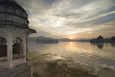 Sunset over Lake Pichola looking towards the Lake Palace, Udaipur, Rajasthan, India