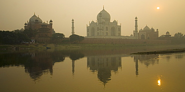 Sunset overlooking River Yamuna to Taj Mahal, Agra, Uttar Pradesh, India