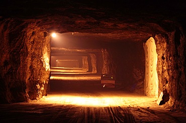 Mining grit salt is very different to the traditional image of cramped dark areas and men with pickaxes! The nature of grit salt mines mean they resemble vast caverns, up to 20 metres wide.