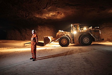 Mining grit salt is very different to the traditional image of cramped dark areas and men with pickaxes! The nature of grit salt mines mean they resemble vast caverns, up to 20 metres wide.