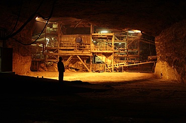 Mining grit salt is very different to the traditional image of cramped dark areas and men with pickaxes! The nature of grit salt mines mean they resemble vast caverns, up to 20 metres wide.