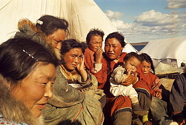 Group portrait of Inuit Indians, Northwest Territories, Canada, North America