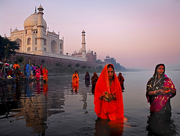 Chat ritual celebrated behind the Taj Mahal, Agra, Uttar Pradesh, India