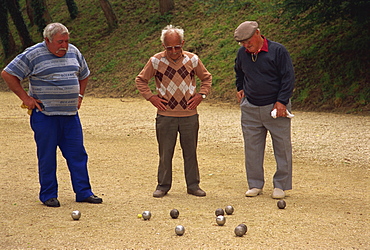 Playing boules, Limeuil, Aquitaine, France, Europe