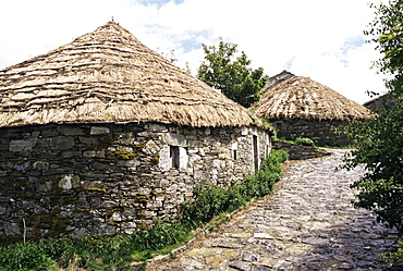 Rounded thatched pallozas of Celtic origin, Cebreiro, Lugo area, Galicia, Spain, Europe