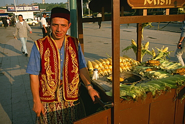 Corn on the cob seller, Eminonu, Istanbul, Turkey, Europe