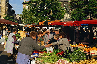 Outdoor vegetable market at St. Michel church, Place Canteloup, Bordeaux, Aquitaine, France, Europe