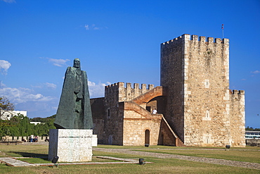 Bronze statue of Gonzalo Fernandez de Olviedo, in front of Torre del Homenaje (Tower of Homage), Fortaleza Ozama, Colonial Zone, UNESCO World Heritage Site, Santo Domingo, Dominican Republic, West Indies, Caribbean, Central America