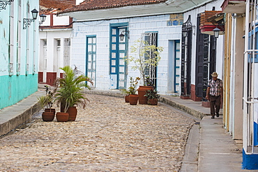 Colonial houses on cobbled street, Sancti Spiritus, Sancti Spiritus Province, Cuba, West Indies, Caribbean, Central America