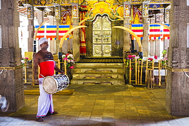 Drummer drumming at Temple of the Sacred Tooth Relic (Temple of the Tooth) (Sri Dalada Maligawa) in Kandy, Sri Lanka, Asia