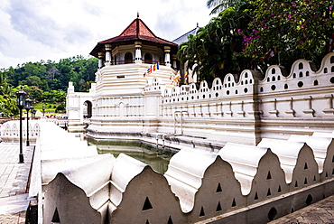 Temple of the Sacred Tooth Relic (Temple of the Tooth) (Sri Dalada Maligawa) in Kandy, Sri Lanka, Asia 