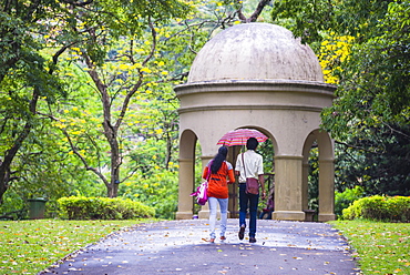 Couple walking in Kandy Royal Botanical Gardens, Peradeniya, Kandy, Sri Lanka, Asia