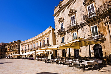 Cafes in Sicilian Baroque style buildings in Piazza Duomo, Ortigia, Syracuse (Siracusa), Sicily, Italy, Europe 