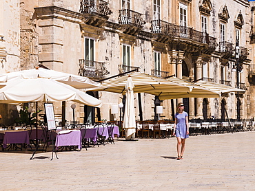 Tourist sightseeing in the Piazza Duomo in Ortigia (Ortygia), Syracuse (Siracusa), UNESCO World Heritage Site, Sicily, Italy, Europe 