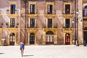 Woman on holiday, visiting Piazza Duomo in Ortigia (Ortygia), Syracuse (Siracusa), Sicily, Italy, Europe 