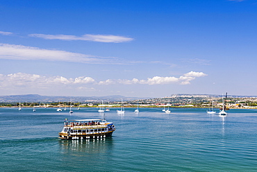 Tourist boat trip in Ortigia (Ortygia) harbour, Syracuse (Siracusa), Sicily, Italy, Mediterranean, Europe 