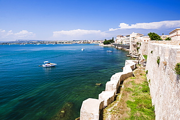 Turquoise Mediterranean Sea and Ortigia Castle (Castello Maniace) (Castle Maniace), Syracuse (Siracusa), Sicily, Italy, Mediterranean, Europe 