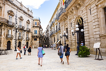 Piazza Duomo and tourists visiting the sites of Ortigia, Syracuse (Siracusa), UNESCO World Heritage Site, Sicily, Italy, Europe 