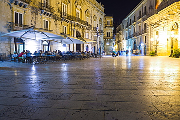 Tourists eating at a restaurant in Piazza Duomo at night, Ortigia (Ortygia), Syracuse (Siracusa), Sicily, Italy, Europe 