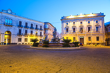 The Fountain of Artemis in Archimedes Square at night, Ortigia (Ortygia), Syracuse (Siracusa), UNESCO World Heritage Site, Sicily, Italy, Europe  