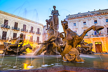 Fountain of Artemis in Archimedes Square (Piazza Archimede) at night, Ortigia (Ortygia), Syracuse (Siracusa), UNESCO World Heritage Site, Sicily, Italy, Europe 