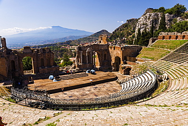 Teatro Greco (Greek Theatre), view of the amphitheatre and Mount Etna Volcano, Taormina, Sicily, Italy, Europe 