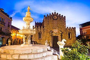 Piazza del Duomo at night, with the Church of San Nicola (Fortress Cathedral) and famous fountain, Taormina, Sicily, Italy, Europe