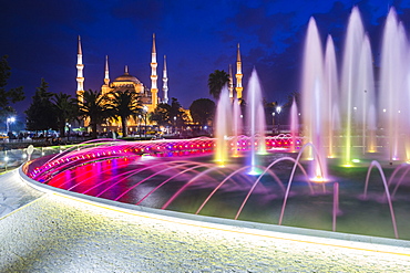 Blue Mosque (Sultan Ahmed Mosque), UNESCO World Heritage Site, and Sultanahmet Square fountain at night, Istanbul, Turkey, Europe