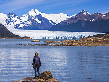 Tourist at Perito Moreno Glaciar, Los Glaciares National Park, UNESCO World Heritage Site, near El Calafate, Patagonia, Argentina, South America