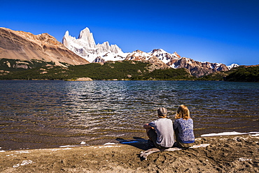 Tourists at Lago Capri (Capri Lake) with Mount Fitz Roy (Cerro Chalten) behind, El Chalten, Patagonia, Argentina, South America