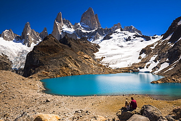 Hikers at Lago de los Tres (Laguna de los Tres) with Mount Fitz Roy (Cerro Chalten) behind, UNESCO World Heritage Site, El Chalten, Patagonia, Argentina, South America