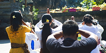 Balinese people praying, Pura Tirta Empul Hindu Temple, Tampaksiring, Bali, Indonesia, Southeast Asia, Asia