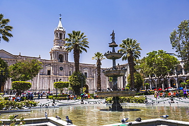 Plaza de Armas fountain and Basilica Cathedral of Arequipa, UNESCO World Heritage Site, Arequipa, Peru, South America