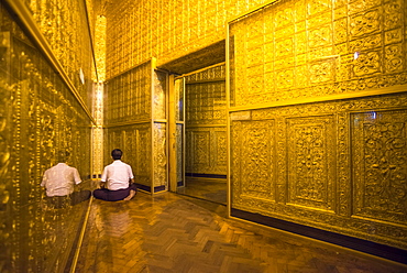 Man praying at Botataung Pagoda, Yangon (Rangoon), Myanmar (Burma), Asia