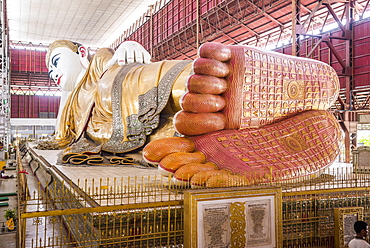 The 66m Reclining Buddha at Chauk Htat Gyi (Chaukhtatgyi) Buddha Temple, Yangon (Rangoon), Myanmar (Burma), Asia