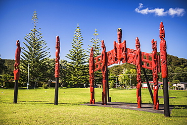 Pouwhenua (Maori totem poles telling a story), Waitangi Treaty Grounds, Bay of Islands, Northland Region, North Island, New Zealand, Pacific