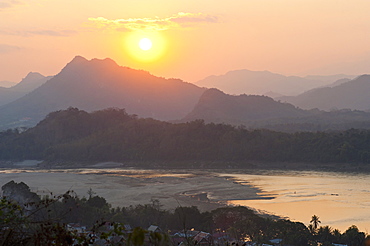 Sunset over the Mekong River from Wat Phousi, Luang Prabang, Laos, Indochina, Southeast Asia, Asia